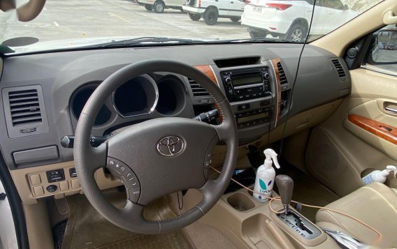Selling White Toyota Fortuner 2011 in Manila-5