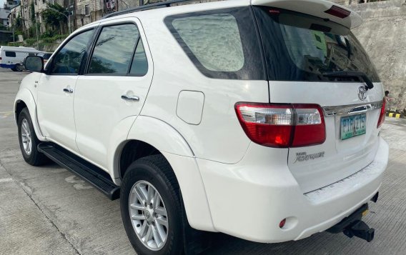 Selling White Toyota Fortuner 2011 in Manila-3