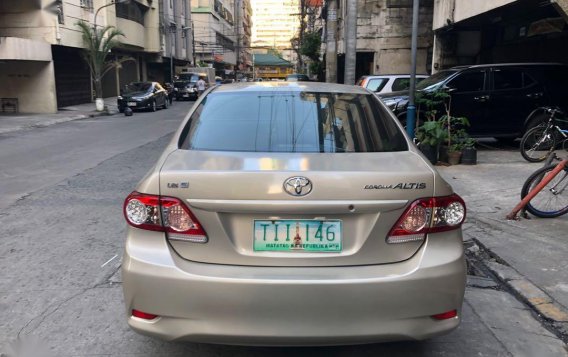 Selling Pearl White Toyota Corolla Altis 2011 in Mandaluyong-3