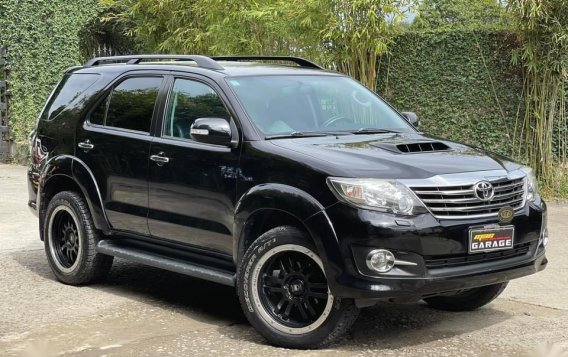 Selling Black Toyota Fortuner 2015 in Quezon -2