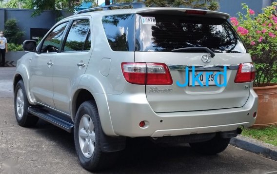 Silver Toyota Fortuner 2011 for sale in Manila-1