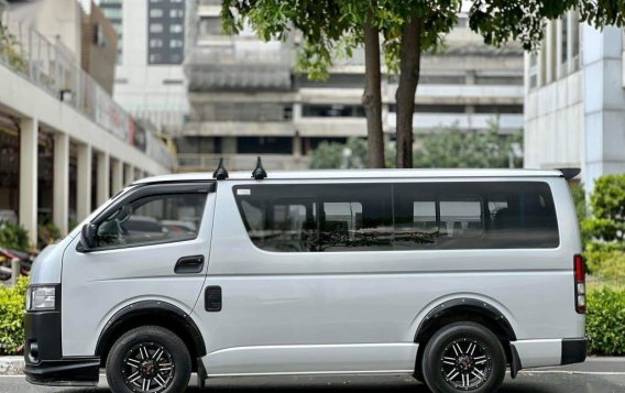 Selling Silver Toyota Hiace 2018 in Makati-3