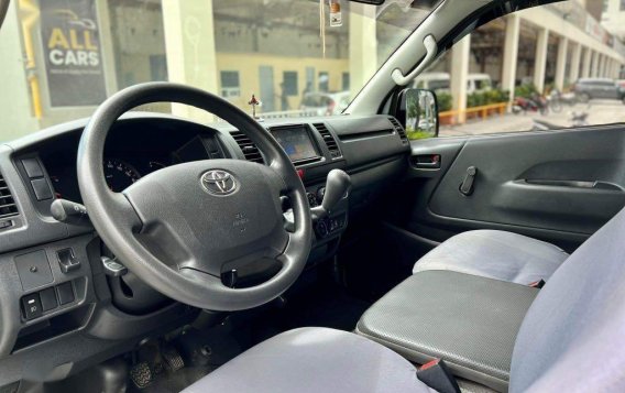 Selling Silver Toyota Hiace 2018 in Makati-2