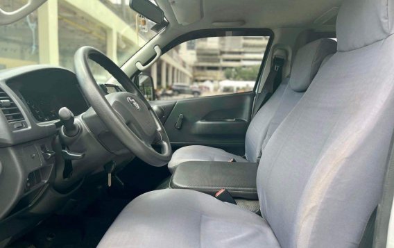 Selling Silver Toyota Hiace 2018 in Makati-9