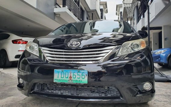 Selling Black Toyota Sienna 2012 in Quezon City-7
