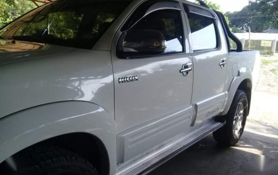 Selling White Toyota Hilux 2014 in Baliuag-4