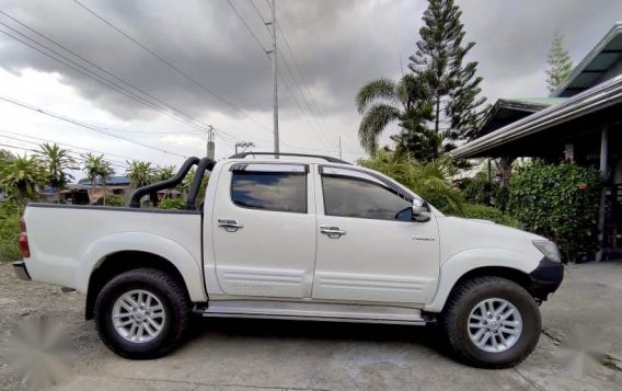 Selling White Toyota Hilux 2014 in Baliuag-1