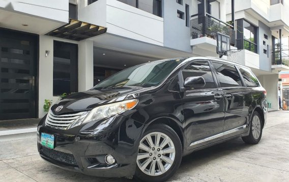 Selling Black Toyota Sienna 2012 in Quezon City-5