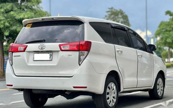 Selling White Toyota Innova 2017 in Makati-1