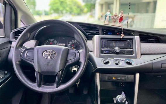 Selling White Toyota Innova 2017 in Makati-5