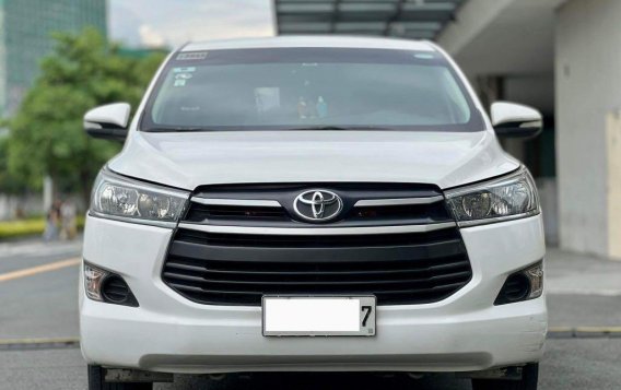 Selling White Toyota Innova 2017 in Makati-3
