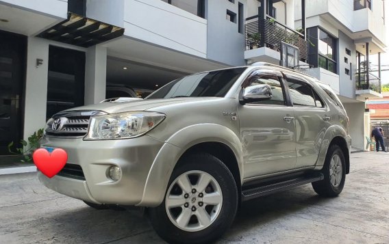 Selling Silver Toyota Fortuner 2012 in Quezon City-1