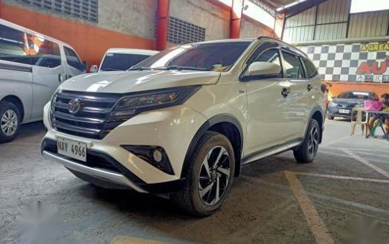 Selling White Toyota Rush 2018 in Quezon City-1
