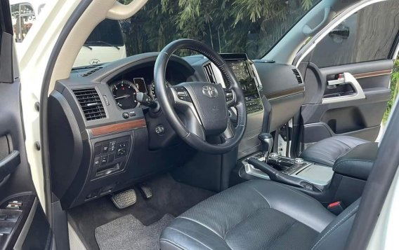 White Toyota Land Cruiser 2019 for sale in Automatic-8