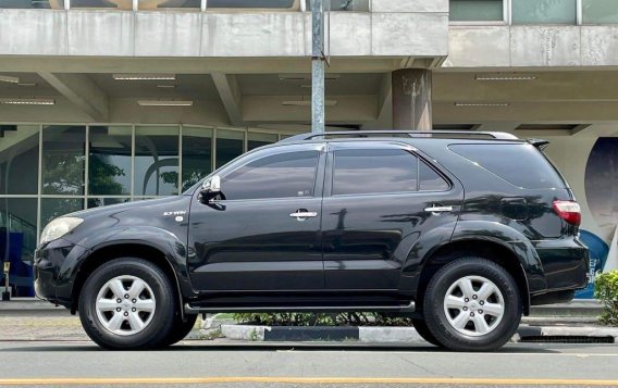 Selling Black Toyota Fortuner 2009 in Makati-2