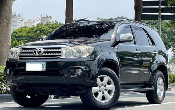 Selling Black Toyota Fortuner 2009 in Makati-9