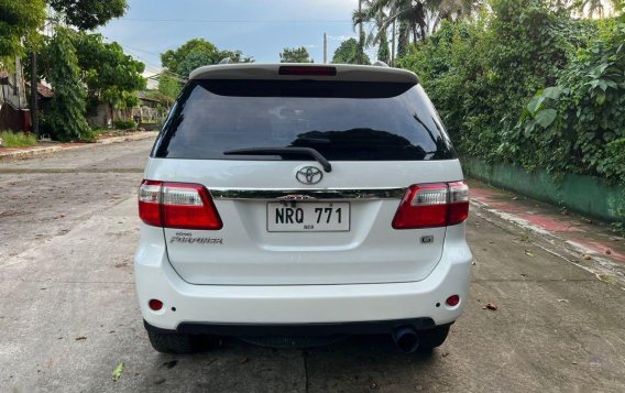 Selling Pearl White Toyota Fortuner 2010 in Quezon City-5