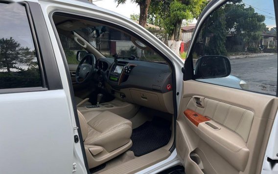 Selling Pearl White Toyota Fortuner 2010 in Quezon City-7