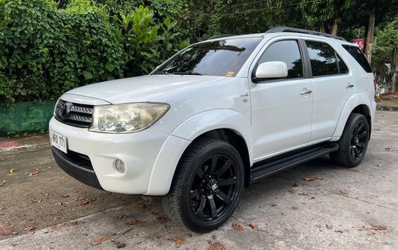 Selling Pearl White Toyota Fortuner 2010 in Quezon City