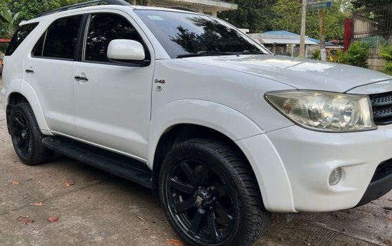 Selling Pearl White Toyota Fortuner 2010 in Quezon City-1