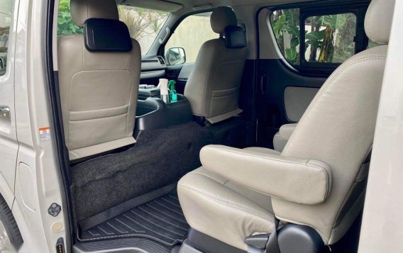 Selling Pearl White Toyota Hiace Super Grandia 2015 in Las Piñas