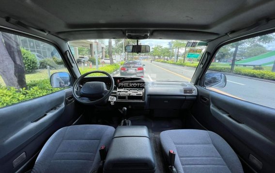 2002 Toyota Hiace Super Grandia in Makati, Metro Manila-2