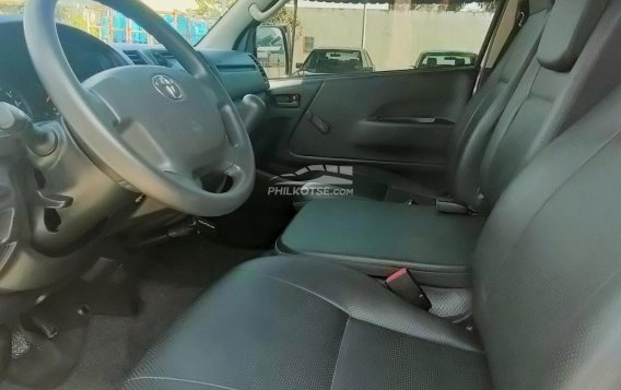 2017 Toyota Hiace  Commuter 3.0 M/T in Quezon City, Metro Manila-7