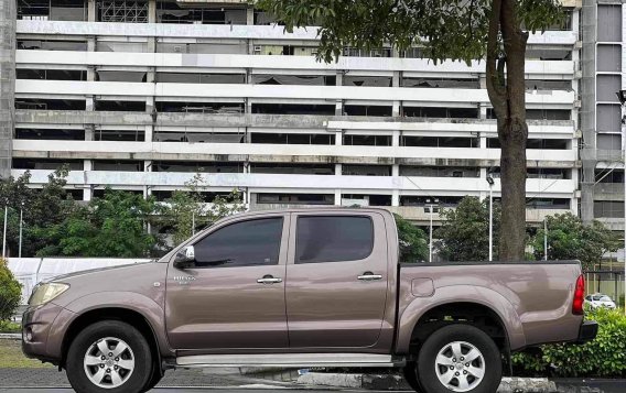 2011 Toyota Hilux  2.4 G DSL 4x2 M/T in Makati, Metro Manila-8