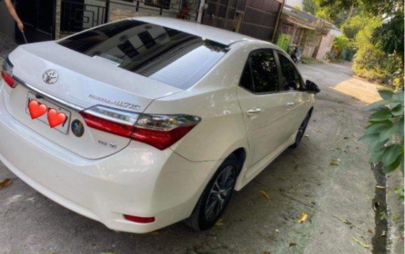 Pearl White Toyota Corolla altis 2018 for sale in Manila-2