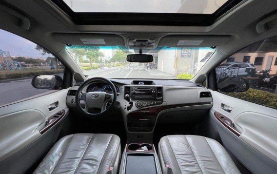 Purple Toyota Sienna 2011 for sale in Makati-9