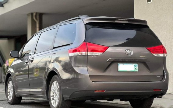 Purple Toyota Sienna 2011 for sale in Makati-2