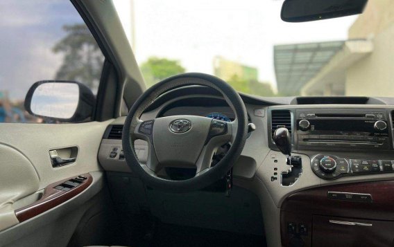 Purple Toyota Sienna 2011 for sale in Makati-4