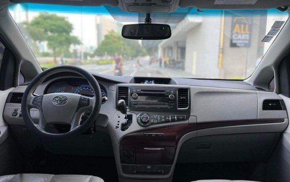 Purple Toyota Sienna 2011 for sale in Makati-5