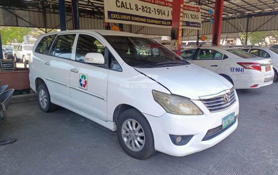 2012 Toyota Innova  2.8 V Diesel AT in Parañaque, Metro Manila