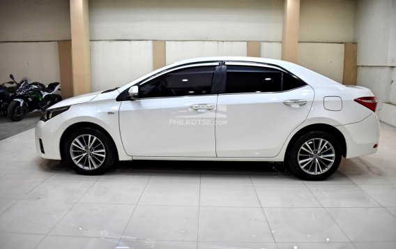 2016 Toyota Corolla Altis V 1.6 White Pearl  in Lemery, Batangas-9