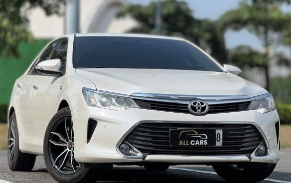 Selling White Toyota Camry 2016 in Makati