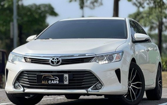 Selling White Toyota Camry 2016 in Makati-1