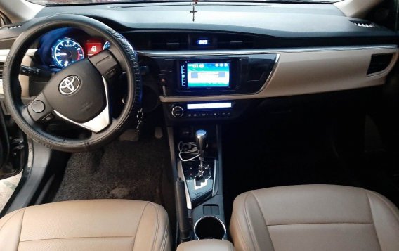 White Toyota Corolla altis 2014 for sale in Mandaluyong-3