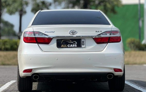 Selling White Toyota Camry 2016 in Makati-4