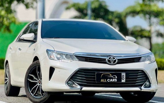 Selling White Toyota Camry 2016 in Makati-1