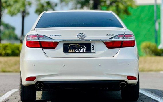 Selling White Toyota Camry 2016 in Makati-3