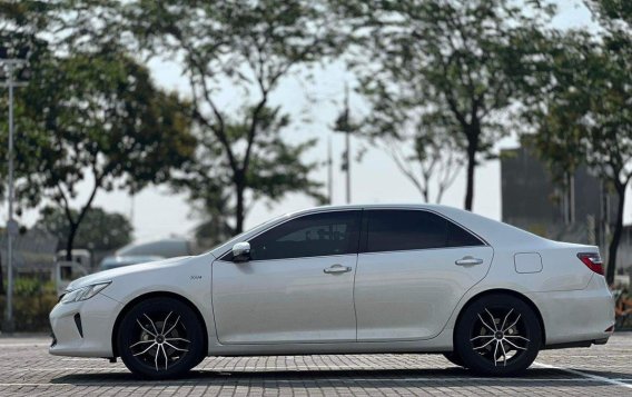 Selling White Toyota Camry 2016 in Makati-8