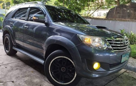 Selling White Toyota Fortuner 2014 in Manila-2