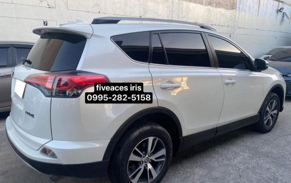 White Toyota Rav4 2018 for sale in Automatic-3