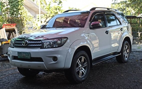 Selling White Toyota Fortuner 2009 in Manila-8