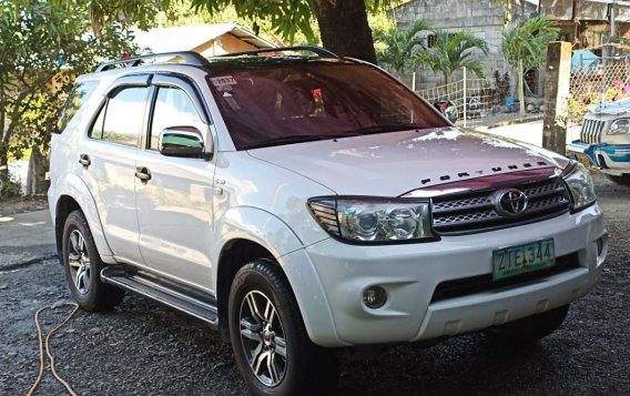 Selling White Toyota Fortuner 2009 in Manila-3
