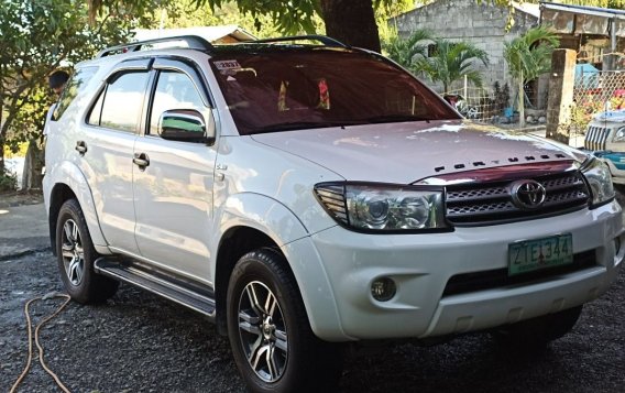 Selling White Toyota Fortuner 2009 in Manila-1