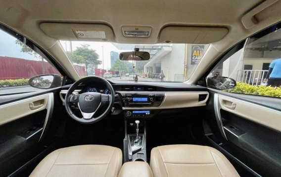 White Toyota Corolla altis 2015 for sale in Makati-6