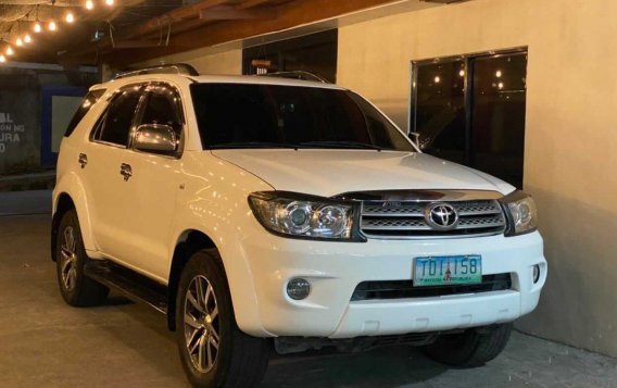 White Toyota Fortuner 2011 for sale in Caloocan