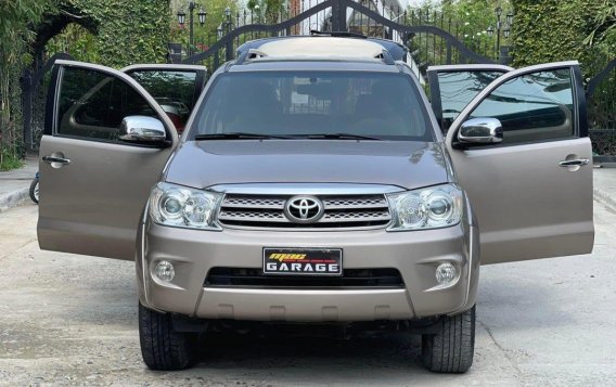 Selling White Toyota Fortuner 2012 in Manila-4